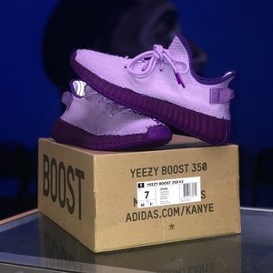I’m selling a brand new pair of custom yeezys